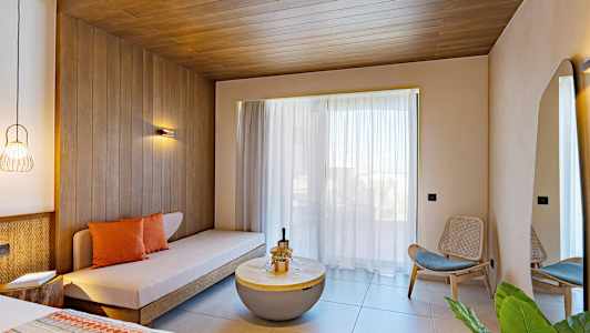Ett modernt hotellrum med soffa, träpaneler, stora glasfönster och stilfull inredning. (AI-genererad text)