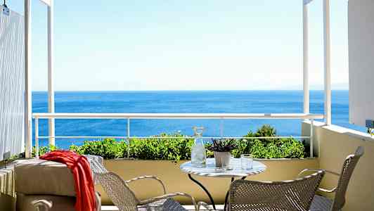 Balkong med utsikt över havet. (AI-genererad text)