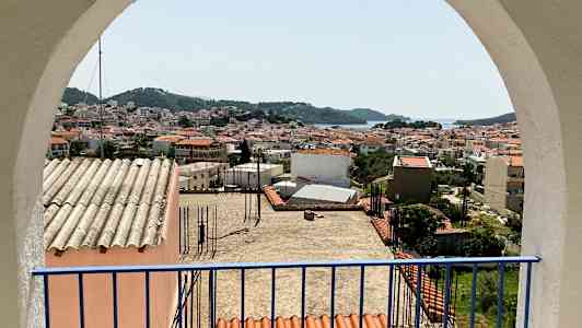 Utsikt över en kuststad genom en båge. (AI-genererad text)