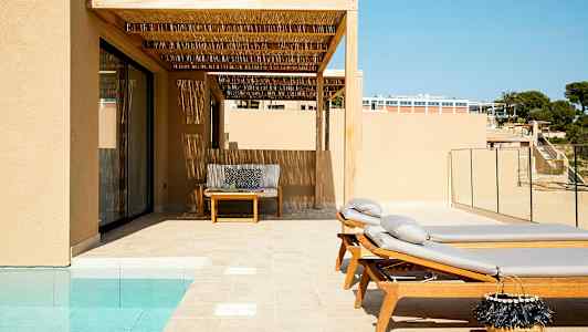 Soldränkt terrass med solstolar, bord och sittmöbler vid pool. (AI-genererad text)