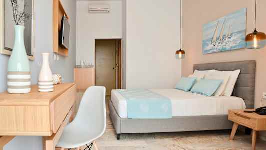 Ett hotellrum med en modern inredning, inkluderar en säng och möbler. (AI-genererad text)