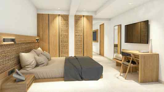 Ett hotellrum med modern inredning, dubbelsäng och trämöbler. (AI-genererad text)
