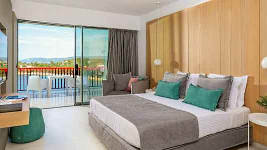 Hotellrum med balkong och utsikt över landskap. (AI-genererad text)