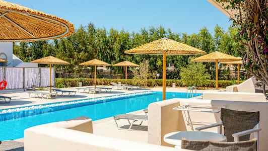 Poolområde med solstolar och parasoller. (AI-genererad text)