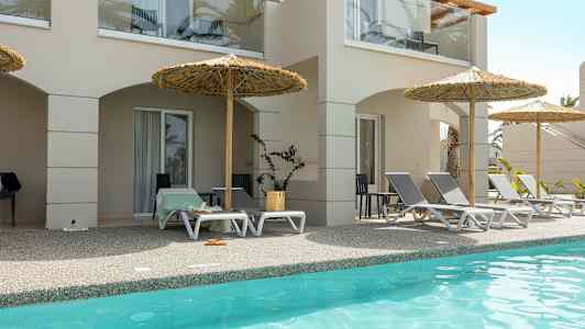 Solstolar och parasoller vid en pool intill beige byggnad. (AI-genererad text)