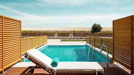 Privat poolområde med solstol och handduk. (AI-genererad text)