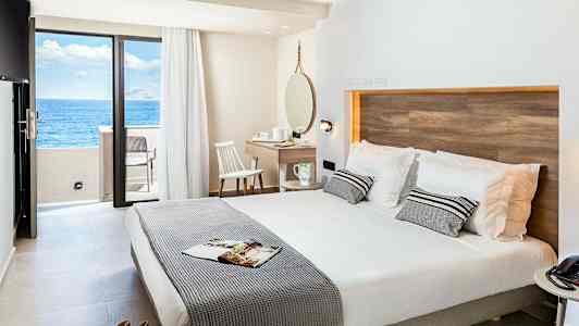 Dubbelrum med havsutsikt från balkongen. (AI-genererad text)