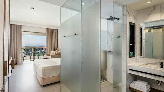 Moderna hotellrum med utsikt mot balkong. (AI-genererad text)