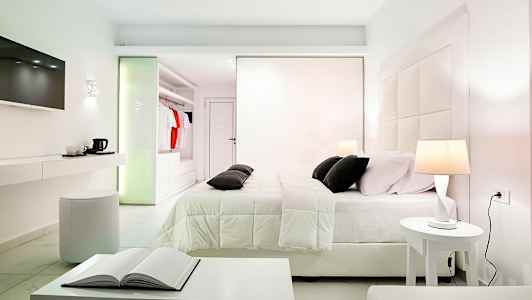 Ett modernt hotellrum med en bekväm dubbelsäng, moderna möbler och en garderob. (AI-genererad text)