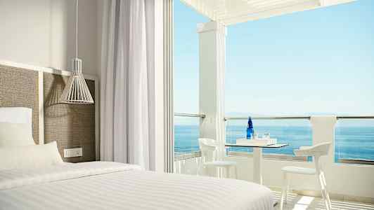 Hotellrum med säng och uteplats med havsutsikt. (AI-genererad text)