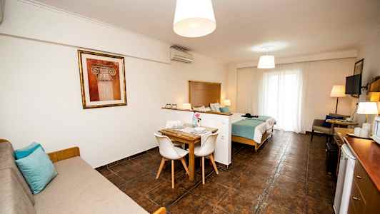 Ett rum med en sovplats, matbord och soffa. (AI-genererad text)