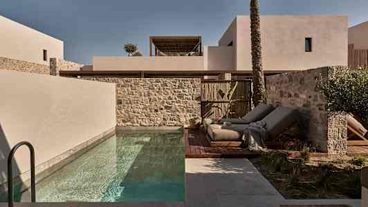 Moderna byggnader, pool och solstolar utomhus. (AI-genererad text)