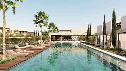 En stor pool omgiven av solstolar och palmer på ett hotellområde. (AI-genererad text)