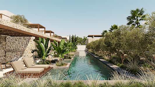 En utomhuspool omgiven av grönska och stenbyggnader. (AI-genererad text)