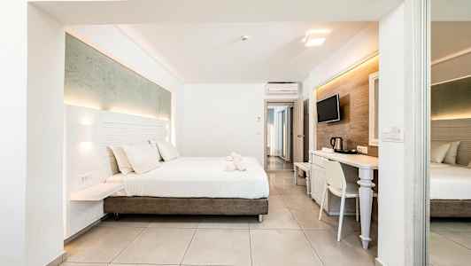 Ett modernt hotellrum med en dubbelsäng, skrivbord och TV. (AI-genererad text)