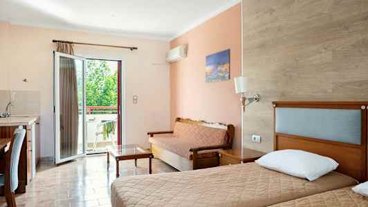 Hotellrum med två enkelsängar, en bäddsoffa och öppning mot en balkong. (AI-genererad text)