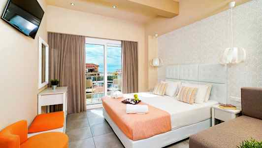 Ett hotellrum med dubbelsäng, balkong och modern inredning. (AI-genererad text)