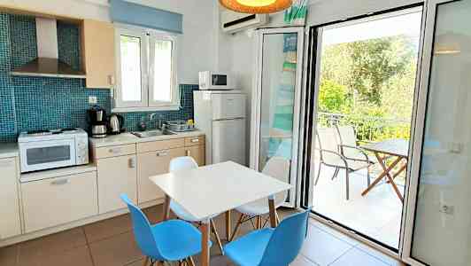 En lägenhet med kök, matplats och balkong. (AI-genererad text)