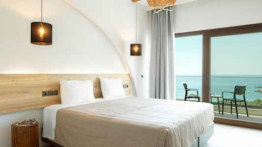 Dubbelrum med havsutsikt och balkong. (AI-genererad text)