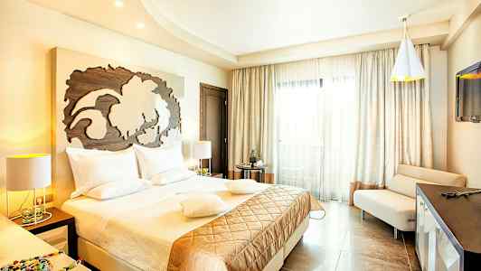 Ett ljus och stilfullt hotellrum med en dubbelsäng. (AI-genererad text)