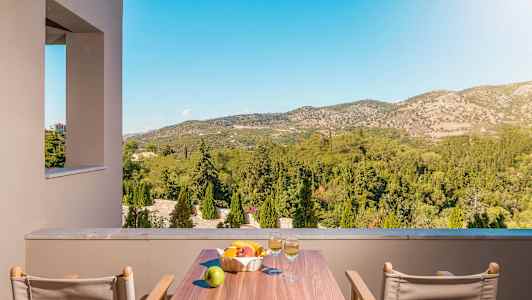 Utsikt från en terrass mot grönskande kullar och landskap. (AI-genererad text)