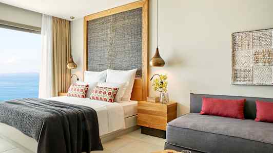 Modernt inredd hotellrum med havsutsikt. (AI-genererad text)