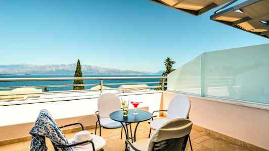 En terrass med bord, stolar och havsutsikt. (AI-genererad text)