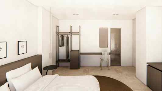 Ett hotellrum med en säng, en öppen garderob, ett skrivbord med en spegel och en stol. (AI-genererad text)