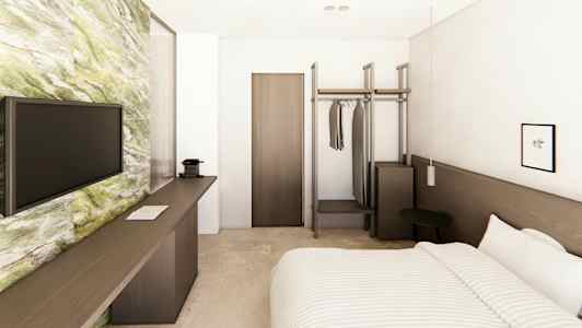 Välutrustat hotellrum med en säng, tv, skrivbord och garderob. (AI-genererad text)