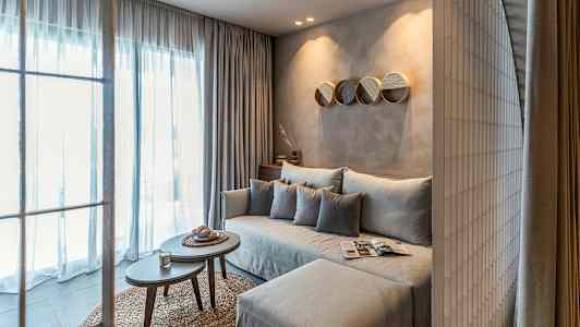 Modernt vardagsrum med soffa och soffbord. (AI-genererad text)