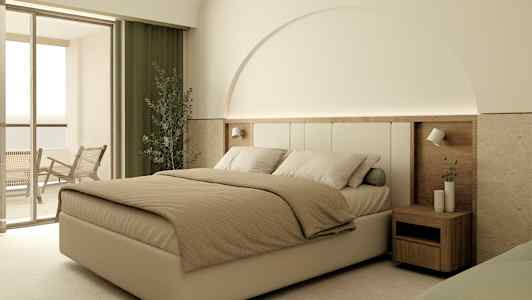 Ett hotellrum med en stor säng, nattduksbord och balkong. (AI-genererad text)