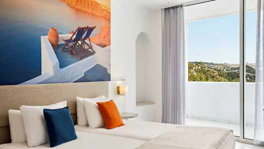 Hotellrum med dubbelsäng och detaljer i vit och beige färgstil. (AI-genererad text)