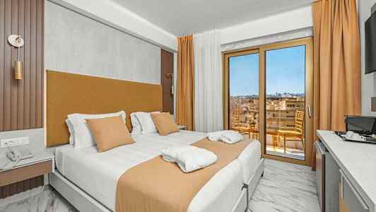 Hotellrum med två enkelsängar och utsikt mot balkong. (AI-genererad text)