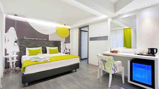 Modernt hotellrum med dubbelbädd, skrivbord och kylskåp. (AI-genererad text)