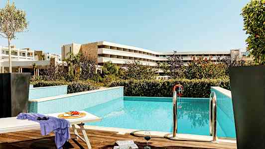 Utomhusområde med pool, solstol, bord med frukt och glas samt hotellbyggnader i bakgrunden. (AI-genererad text)