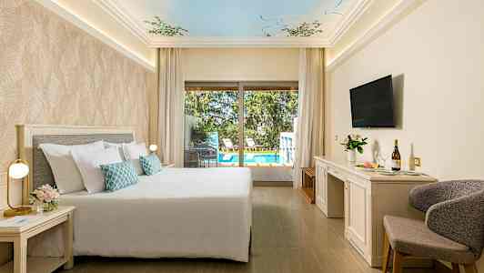 Hotellrum med en dubbelsäng och utsikt mot en pool genom stora glasdörrar. (AI-genererad text)