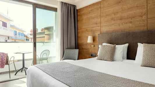 Dubbelrum med balkong och utsikt. (AI-genererad text)