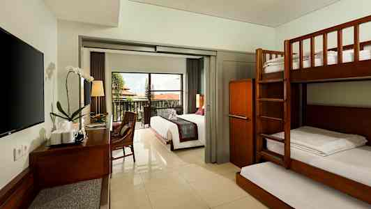 Hotellrum med våningssäng, dubbelsäng och balkong. (AI-genererad text)