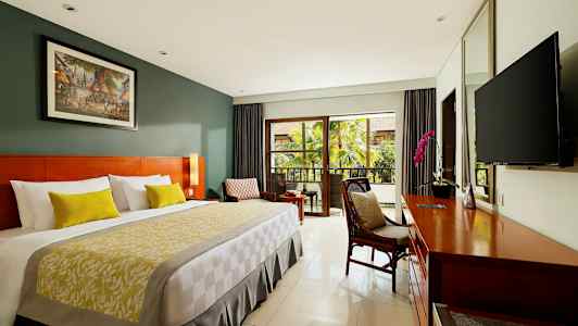 Dubbelrum med modern inredning och balkong. (AI-genererad text)