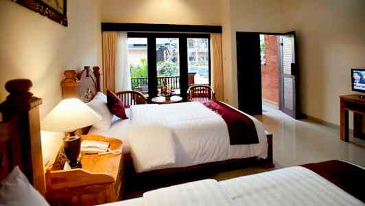 Ett hotellrum med två sängar, ett stort fönster med utsikt och två stolar med ett litet bord framför. (AI-genererad text)