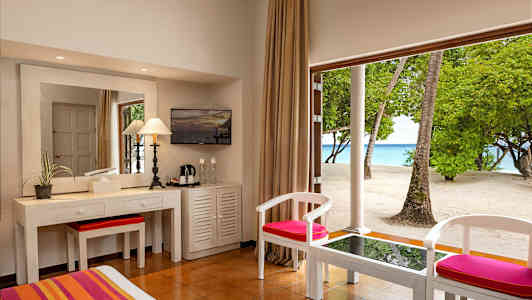 Ett hotellrum med en utsikt mot stranden. (AI-genererad text)