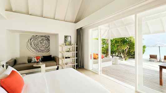 Ljust hotellrum med modern inredning och havsutsikt. (AI-genererad text)