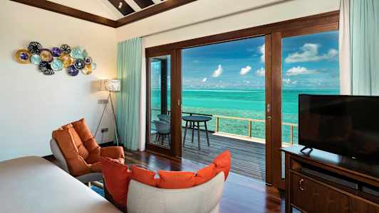 Interiör av hotellrum med möbler, dekorativa element och utsikt över havet. (AI-genererad text)