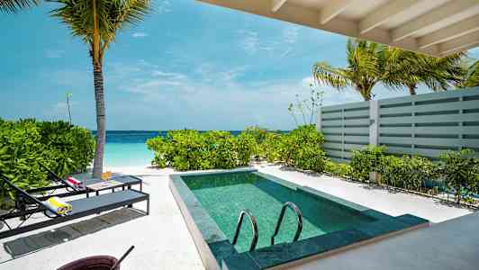 Vy från en veranda med liten pool vid stranden. (AI-genererad text)