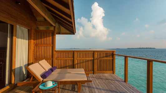 Träterrass med solstolar vid havet. (AI-genererad text)