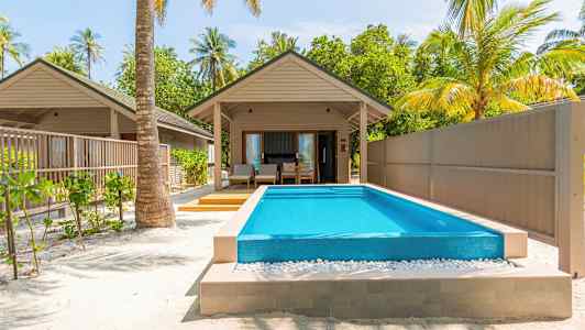 En bungalow med privat pool och omgivande palmer. (AI-genererad text)