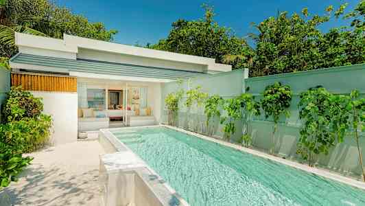 Villa med privat pool och växtligheter omkring. (AI-genererad text)