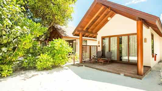 En strandvilla omgiven av grönskande växtlighet. (AI-genererad text)