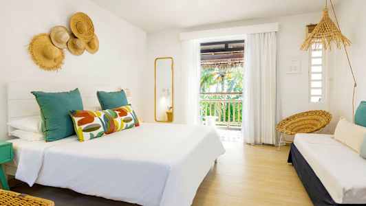 Modernt sovrum med dekorerande väggprydnader och utsikt. (AI-genererad text)