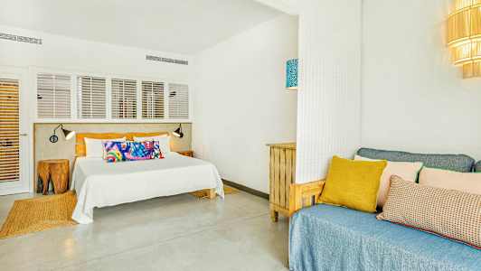 Hotellets rum med en säng och soffa. (AI-genererad text)